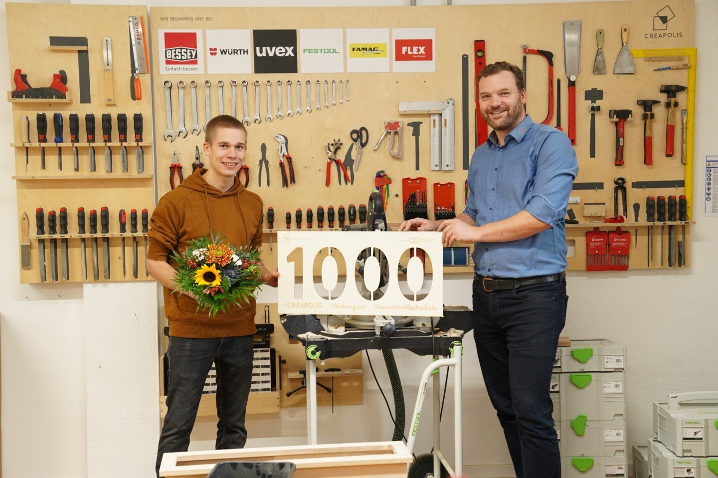 Joel (links) ist unser 1000. registrierte Nutzer im Makerspace.
