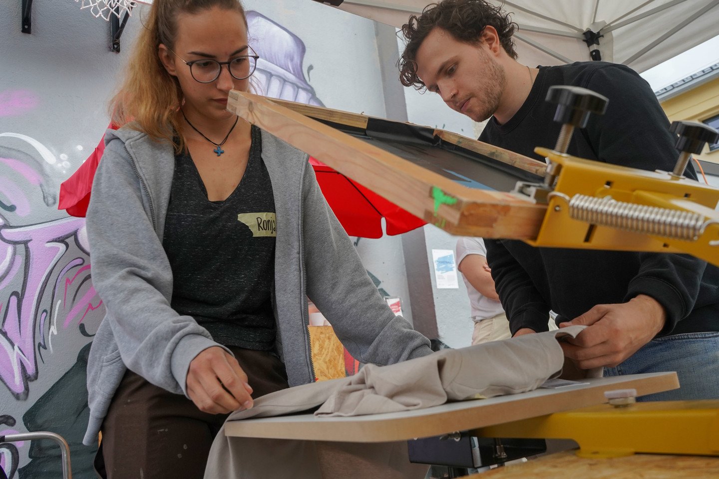 Shirt wird unter das Sieb gespannt
